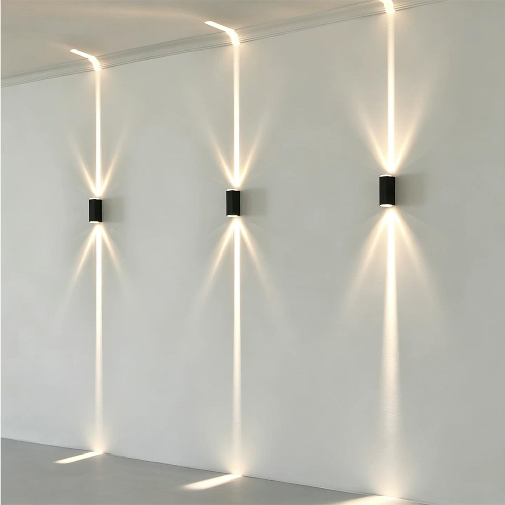Decor Lighting Cy - 屋外用防水壁掛け照明。光を放つアルミ製の壁掛けライト。上下方向への光を照射し、外壁の装飾に最適な照明器具。